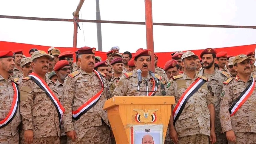 وزير الدفاع يطلع على الجاهزية القتالية في المنطقة العسكرية الثالثة