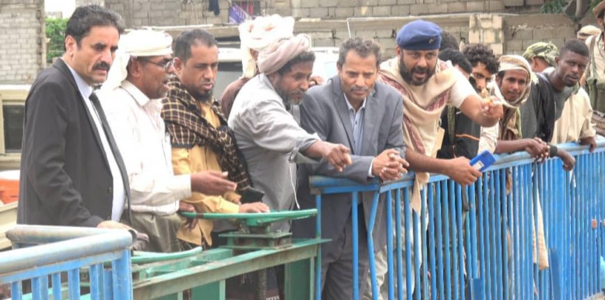 محافظ أبين يتفقد تدفق السيول على مناطق دلتا أبين