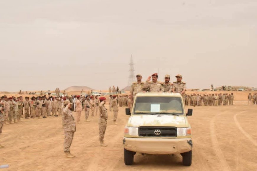 وزير الدفاع يتفقد المنطقة العسكرية السادسة في الجوف 