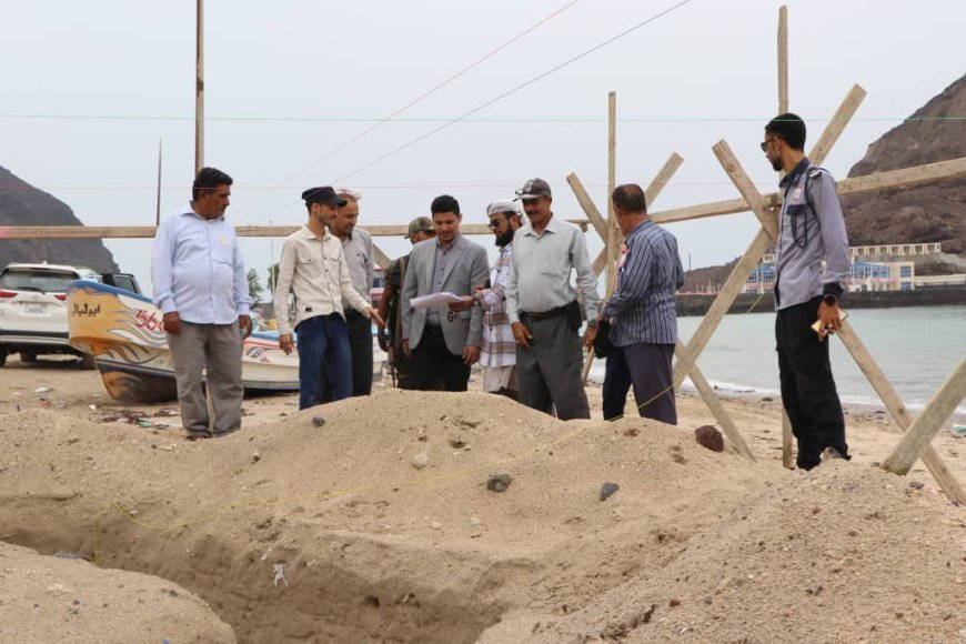 مدير عام البريقة يضع حجر الأساس لمشروع تحسين وبناء مظلات ساحل أشيد ويدشن العمل فيه