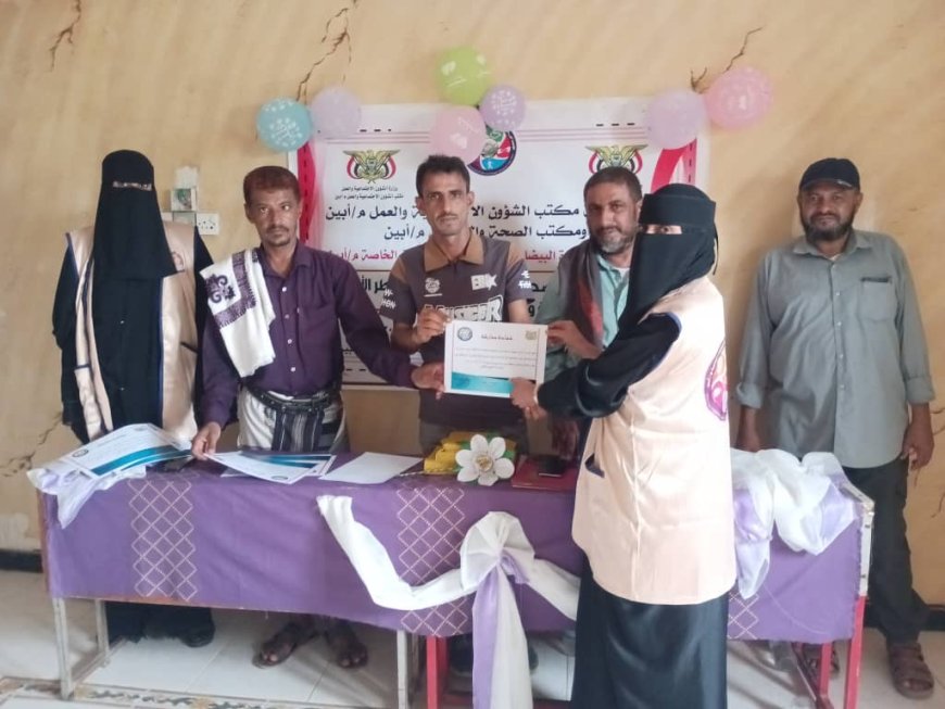 مؤسسة الوردة البيضاء بأبين تكرم المشاركات في الدورة التدريبية الصحية في الحميات الوبائية