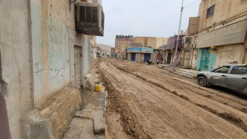 بتوجيهات مدير عام شبام .. الأشغال العامة والطرق تباشر فتح الطرق المتضررة وإزالة مخلفات السيول وإعادة تطبيع الحياة في المديرية