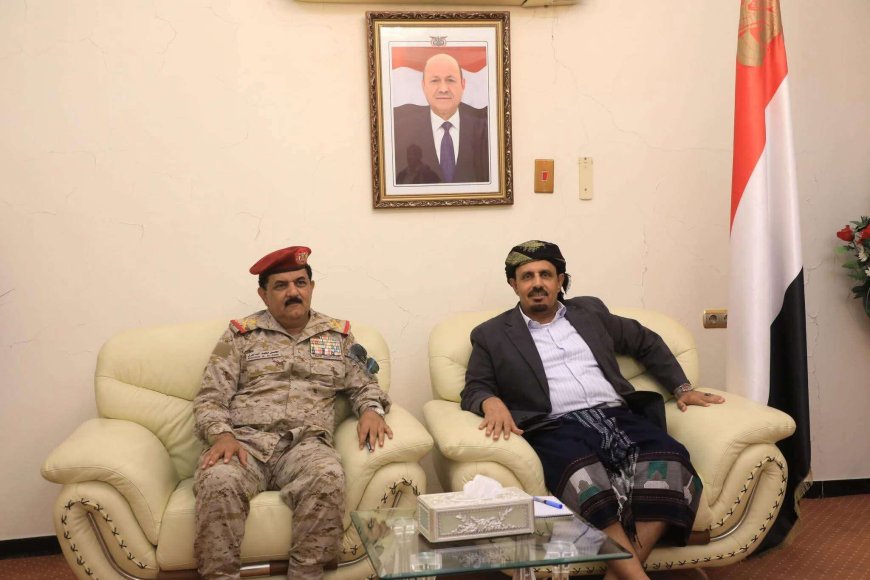 وزير الدفاع يناقش مع محافظ حضرموت الأوضاع الأمنية و يتفقد جاهزية المنطقة العسكرية الأولى