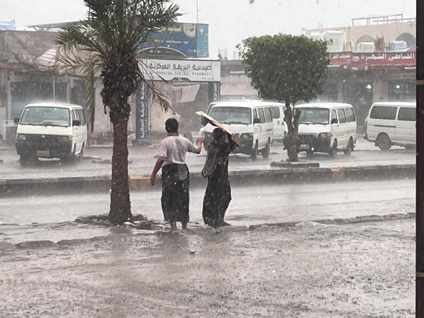 بالصور.. أمطار غزيرة تشهدها مديرية البريقة وعدد من مديريات العاصمة عدن