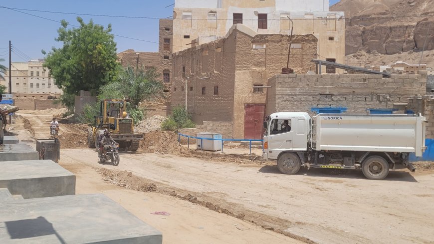 تواصل الجهود الميدانية لرفع المخلفات وفتح الطرقات عقب الأمطار الغزيرة التي شهدتها المديرية