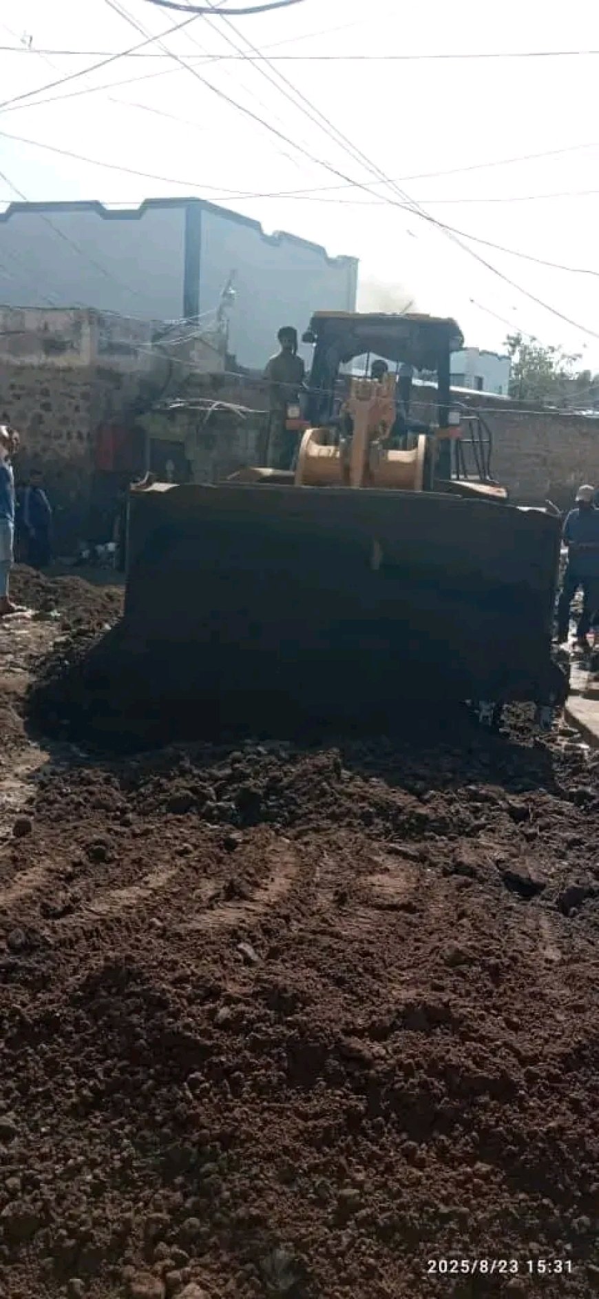 بتوجيهات وزارة الأشغال العامة..صندوق صيانة الطرق يواصل إزالة مخلفات الأمطار في شوارع عدن