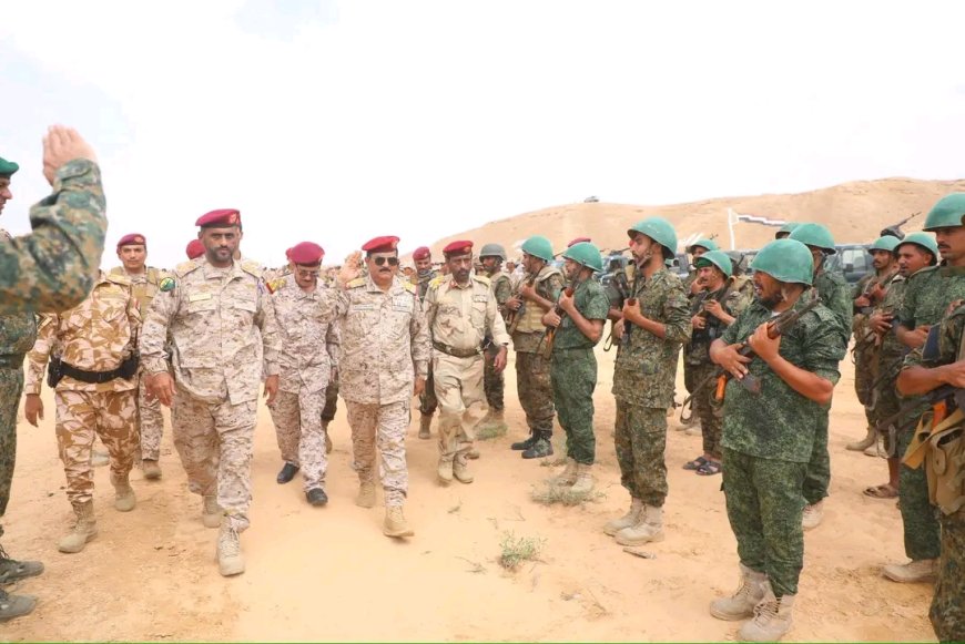 وزير الدفاع ومحافظ المهرة يتفقدان جاهزية محور الغيضة