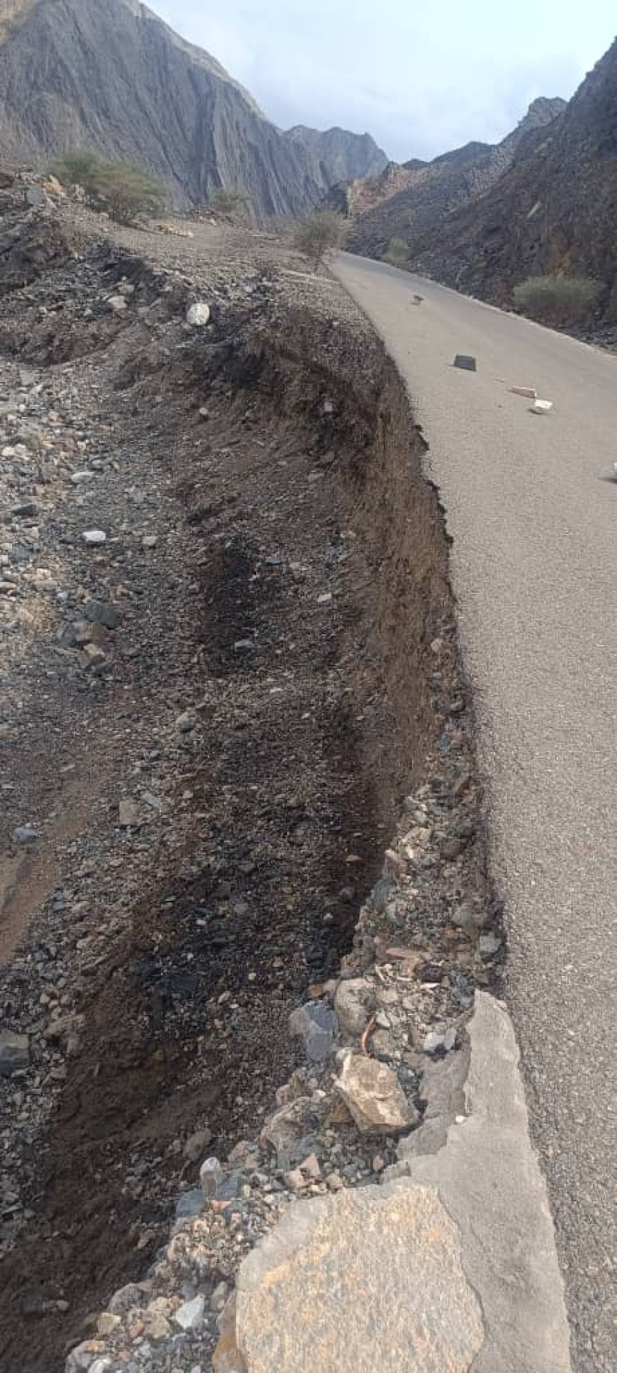جسر منطقه خيصور بحاجه الى صيانة وتاهيل قبل انهياره جراء  السيول ونايب المنسق العام للمنظمات المحلية والدوليه بأبين يطلق مناشدة