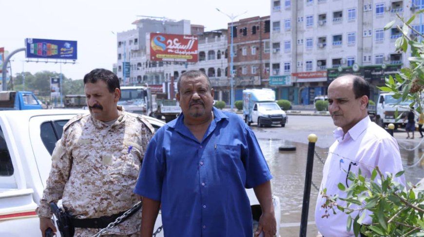لليوم الثاني على التوالي مدير عام دار سعد يواصل نزولة الميداني للإشراف على عملية شفط مياه الأمطار من الاحياء والشوارع الرئيسية