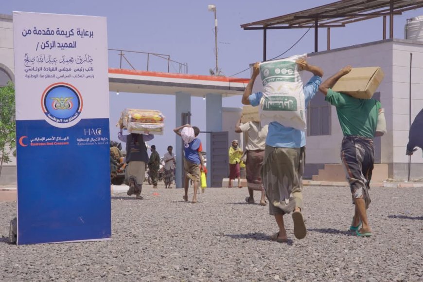 الحديدة.. توزيع مساعدات غذائية وإيوائية وبدعم من هيئة الهلال الأحمر الإماراتي وبالتنفيذ من خلية ألأعمال الإنسانية