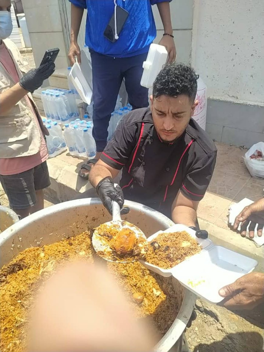مطبخ "أرحب" بمديرية المنصورة يقدّم وجبات للنازحين في المديرية