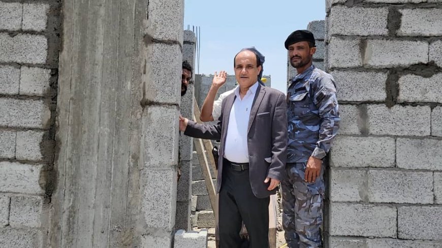 مدير عام دارسعد يتفقد سير العمل ومستوى الانجاز في مشروع بناء سجن شرطة بئر فضل