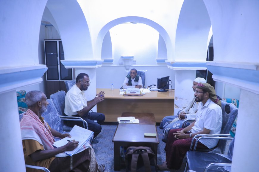 مدير عام مديرية تريم يترأس اجتماعاً للهيئة الإدارية للمجلس المحلي