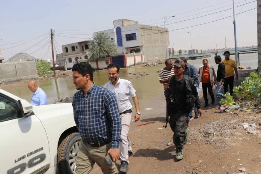 مدير عام البريقة يشدد على مضاعفة جهود شفط مياه المنخفض الجوي ورفع مخلفاته