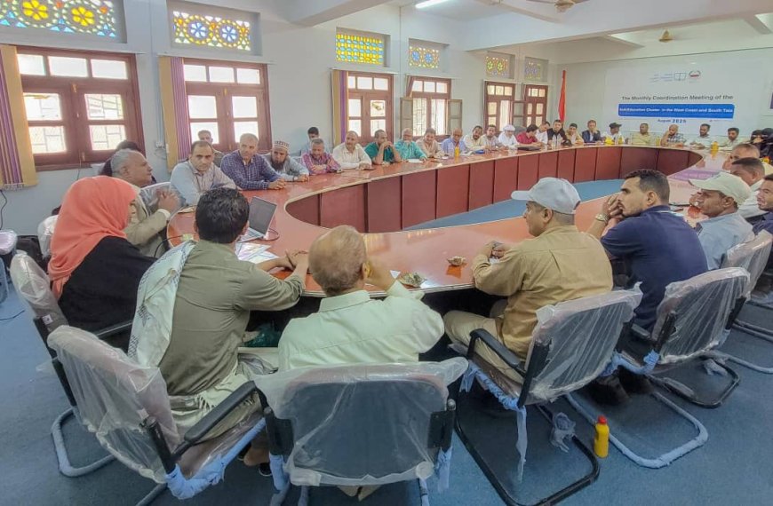 مدير مكتب التربية بتعز يدعو لتضافر الجهود ويضع حوافز المعلمين والكتاب المدرسي على رأس أولويات العام الدراسي الجديد