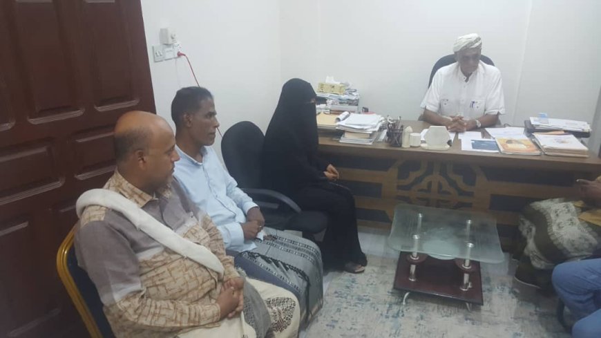 مؤسسة الأحقاف التنموية تناقش التحضيرات لتنفيذ الدورة التدريبية للخياطة والتفصيل بالمكلا