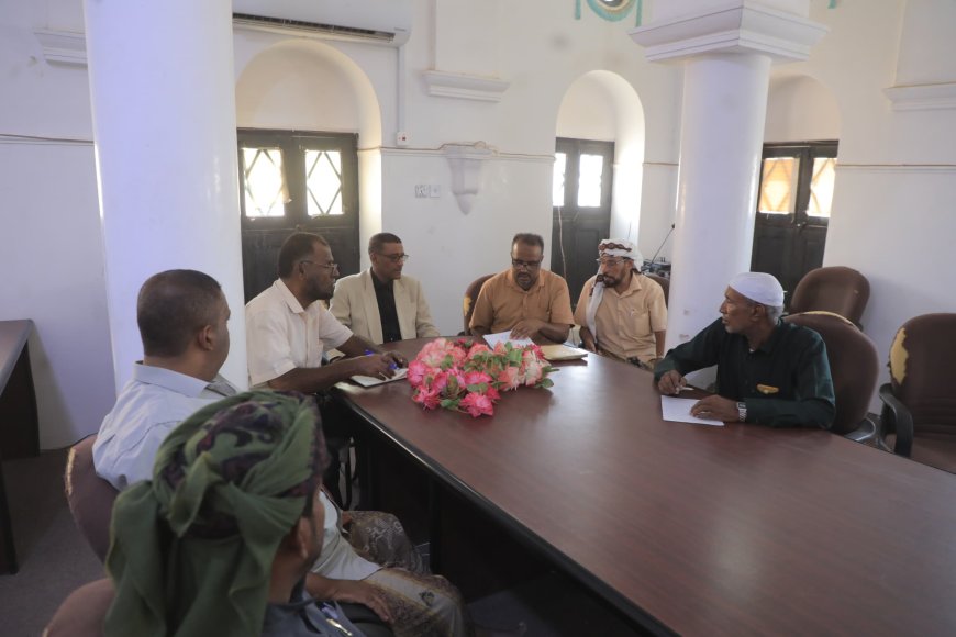 مدير عام مديرية تريم يلتقي كبار التجار لبحث آلية تخفيض وتوحيد الأسعار لمواكبة الاوضاع المعيشية