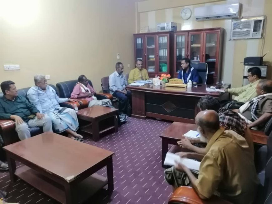 مدير عام خنفر ومدير عام الموارد المالية بأبين يعقدان اجتماعاً بالإدارات الإيرادية