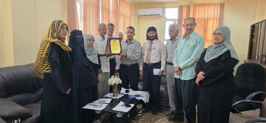كلية العلوم الإدارية بعدن تكرّم الاستاذ / محمد عمر مكنون احد أعضاء هيئة التدريس المتميزين