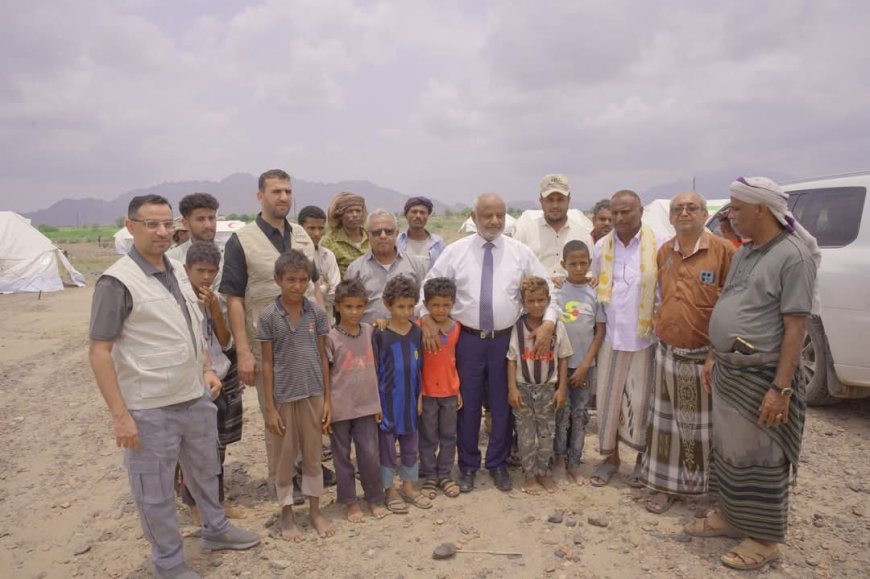 لجنة الطوارئ بالحديدة تتفقد مخيم متضرري السيول في حيس وتوجه بتكثيف الإغاثة