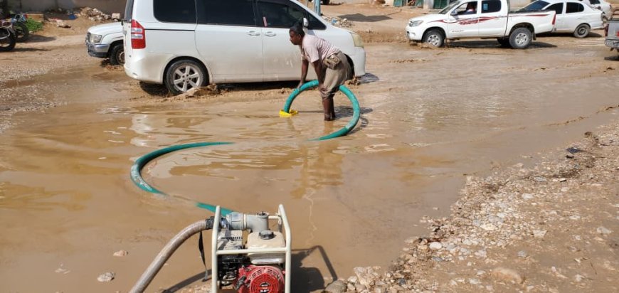مكتب الأشغال العامة و الطرق بمديرية القطن يقوم شفط مياه الأمطار من الشوارع العامة