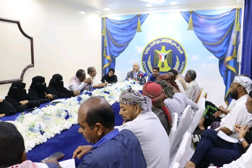 فريق التوجيه والرقابة الرئاسي يعقد اجتماعًا باتحاد نقابات عمال الجنوب ونقابة المعلمين الجنوبيين واللجان المجتمعية بالمكلا