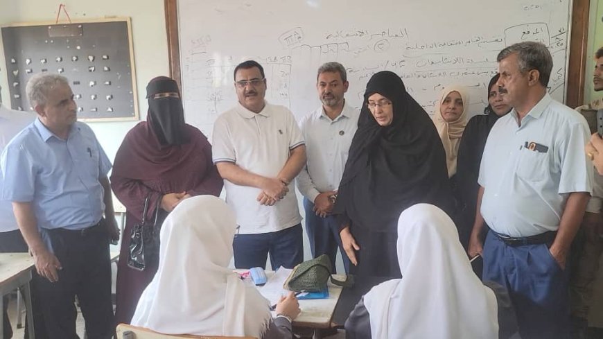 مدير عام المنصورة يشيد بمستوى إقبال الطلبة وإنتظام المعلمين في أول أيام العام الدراسي الجديد