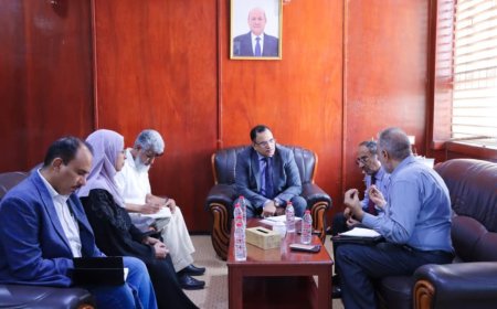 الوزير السقطري يبحث مع عميد كلية الصيدلة سبل تعزيز التعاون في مجال الصناعات الدوائية