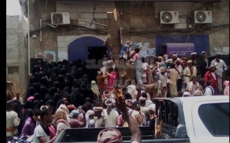 مواطنو لحج يتهافتون على الصرافات لاسترداد أموالهم بعد انخفاض سعر الصرف المفاجئ: من يتحمل المسؤولية؟