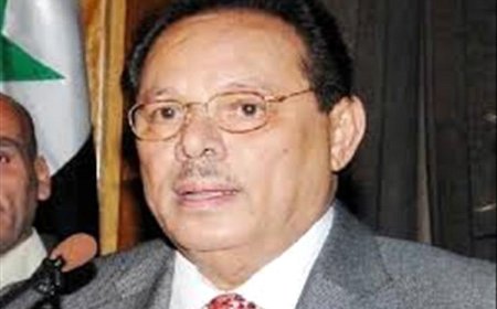 الرئيس علي ناصر محمد يجري اتصالًا بالمناضل الكبير أحمد سالم عبيد