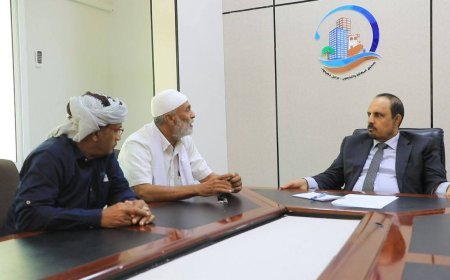 محافظ حضرموت يناقش مع نقابة المهن التربوية الجهود الرامية لاستمرار العملية التعليمية واستقرارها