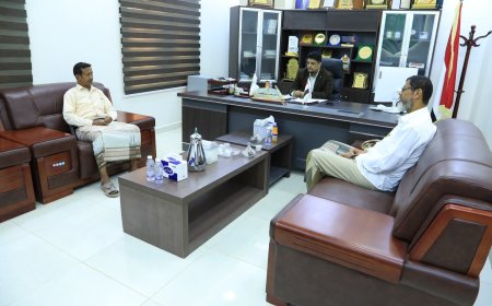 رئيس جامعة المهرة يلتقي مدير فرع المؤسسة العامة للتأمينات الاجتماعية م/ المهرة