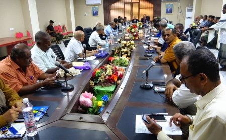 لحج تُعلن محافظة منكوبة وتناقش تقارير الأداء المالي والتعليمي في اجتماع تنفيذي موسّع