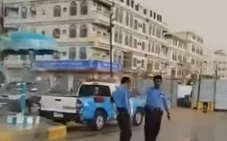 مدير عام شرطة شبوة يشيد بجهود شرطة السير ويوجه بصرف مكافأة أثناء تأدية واجبهم في الأجواء الممطرة