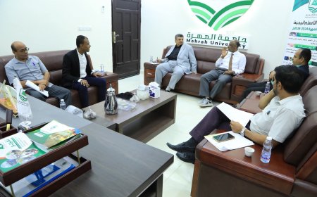 رئيس جامعة المهرة يلتقي عمادة كلية العلوم التطبيقية والصحية لبحث استعدادات العام الجامعي 2025 - 2026م
