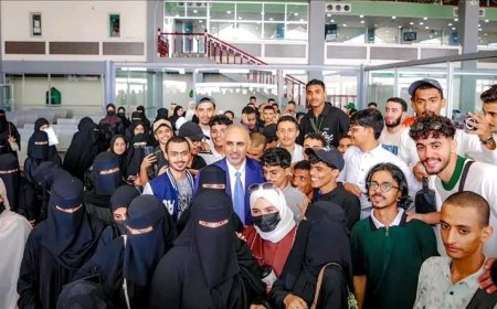 الرئيس الزُبيدي يودّع طلاب المنحة الدراسية الإماراتية إلى أبوظبي ويحثهم على التميز العلمي