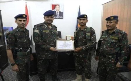 تكريم جندي أعاد عقد ذهب مفقود لمواطن في مأرب