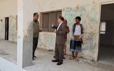 مدير عام دارسعد يتفقد سير العمل ومستوى الانجاز في مشروع ترميم وإعادة تأهيل المبنى الرئيسي لمركز محو الأمية بدارسعد