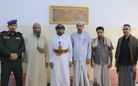 مدير عام شبام يؤكد اهتمام السلطة المحلية برعاية موظفيها بعد تعرضهم لإصابات أثناء ممارسة عملهم