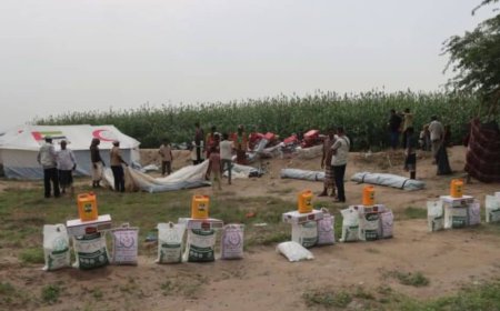 الحديدة.. الخلية الإنسانية تباشر إغاثة الأسر المتضررة من السيول في بيت البريق شمال حيس