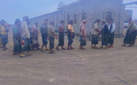 رئيس تنفيذية انتقالي أحور ومدير عام المديرية وقيادات أمنية وعسكرية وشيوخ باكازم يقدمون واجب العزاء للقائد أحمد المرقشي في وفاة عمه