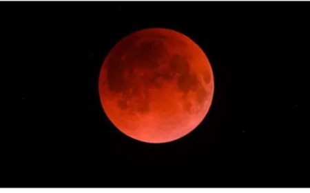 غداً.. يشهد العالم خسوفاً كلياً للقمر