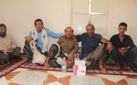 وفد برئاسة الدكتور ربيع علي طاهر يزور القاضي عبدالرحيم الماس لتفقده والاطمئنان على صحته