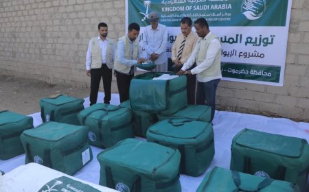 بتمويل من مركز الملك سلمان للإغاثة.. الوكيل المساعد هشام السعيدي يدشن توزيع مساعدات إيوائية طارئة بمديريات سيئون وحورة ووادي العين