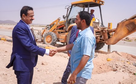 محافظ شبوة يدشن مشروع إنارة المدخل الغربي لمدينة عتق