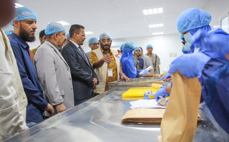 الأمين العام لمحلي حضرموت يدشن مشروع توزيع الوجبات الصحية المدرسية بحضرموت