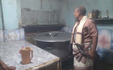 اشغال خنفر يتفقد عدد من المطاعم ومحلات بيع الحلويات بسوق مدينة جعار