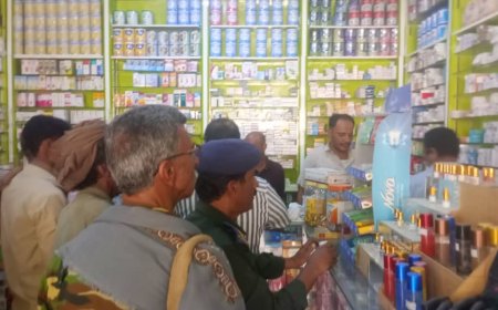 نزول ميداني لأمن دوعن في إطار الحملة على المحلات التجارية والصيدليات للتخفيف من معاناه المواطن