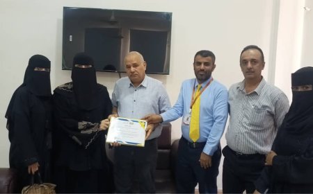 البيشي والسعيدي يكرمان مدير إدارة الاحصاء ونظم المعلومات بمستشفى الصداقة بعدن