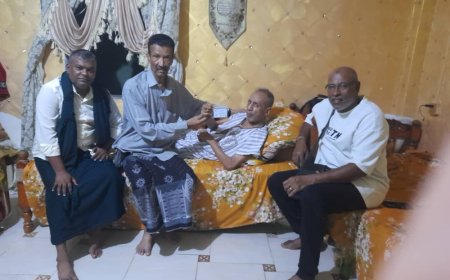 مشتاق عبدالرزاق يزور الزميل منير مصطفى ويسلمه البطاقة الجديدة لفرع اتحاد الإعلام الرياضي بعدن